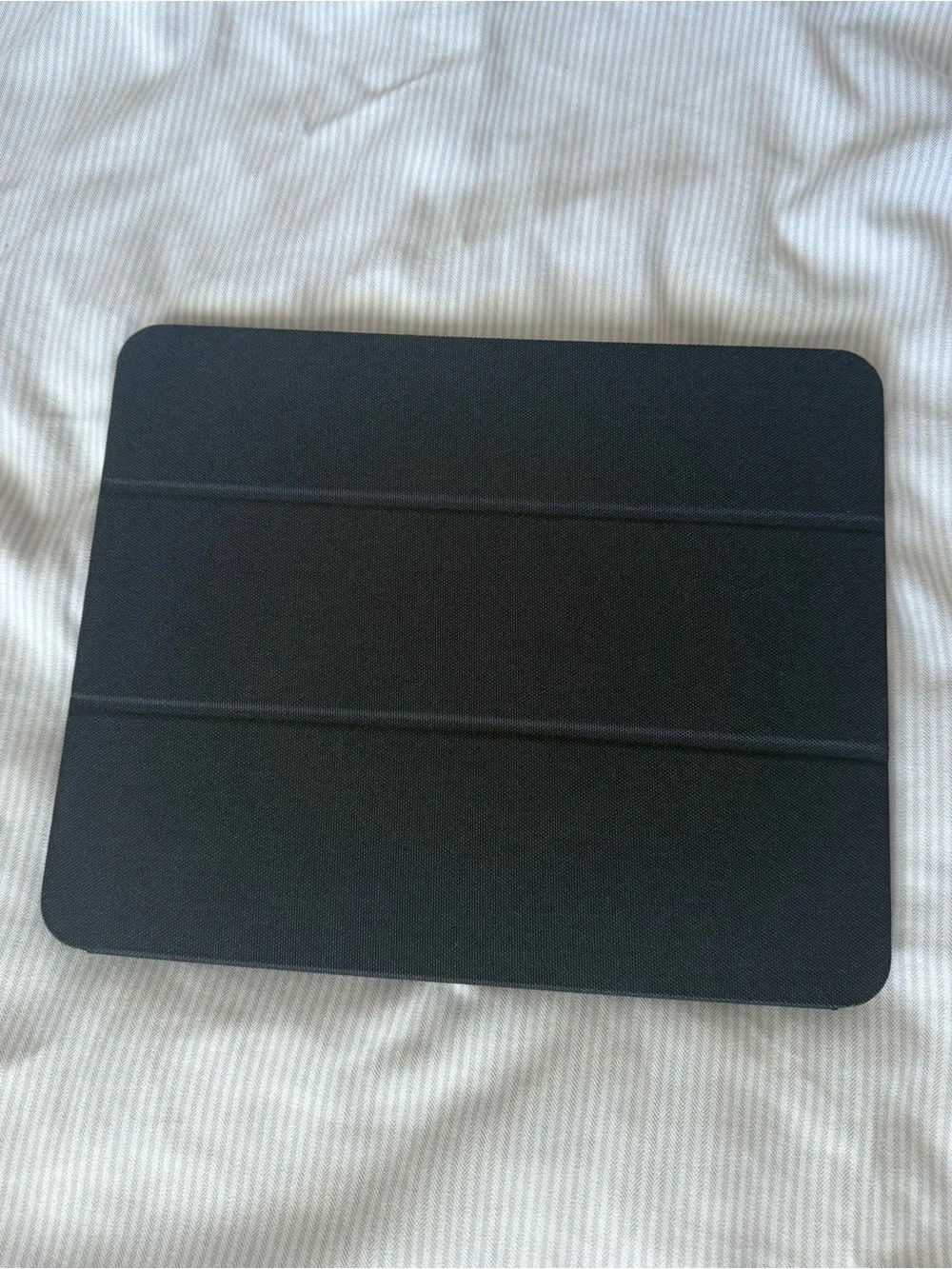 Spigen : iPad Pro 11-inch Case Black Slim Magnetic Tablet Cover - Tri-Fold Folio